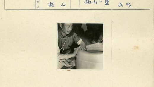 工匠手工制作大陶罐.jpg