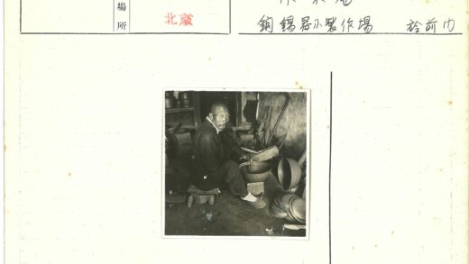 工匠手工制作木碗工作场景.jpg