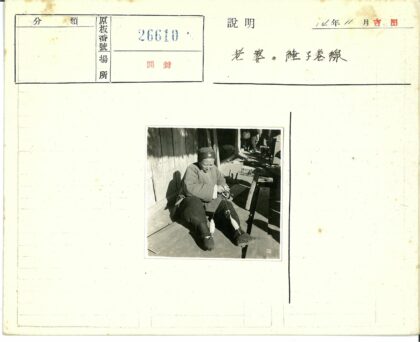 工匠手工制作线轴木墙旁.jpg