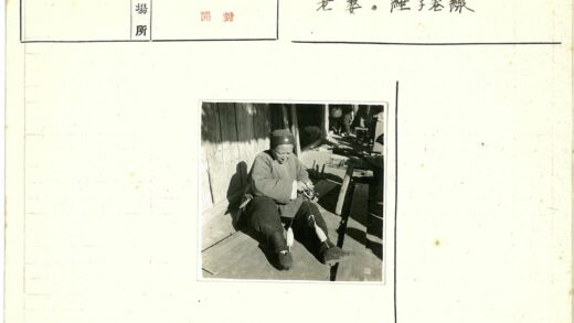 工匠手工制作线轴木墙旁.jpg