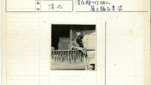 工匠手持纺锤木构建筑背景.jpg