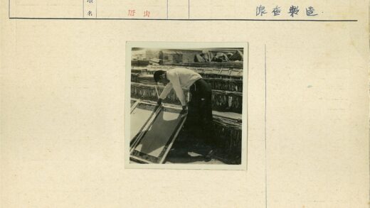 工匠搭建户外大型框架.jpg