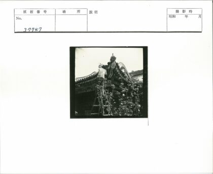 工匠绘制传统建筑屋顶花纹.jpg