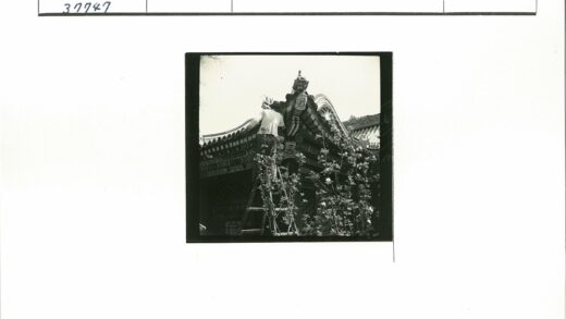 工匠绘制传统建筑屋顶花纹.jpg