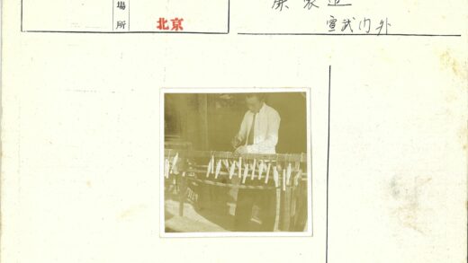 工匠雕刻白色木雕作品.jpg