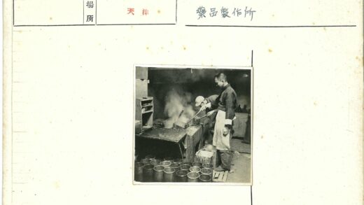 工厂工人搅拌蒸汽大锅工作场景.jpg