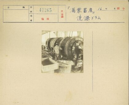 工厂工人操作圆柱齿轮机器.jpg