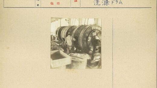 工厂工人操作圆柱齿轮机器.jpg