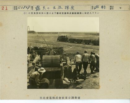 工地工人与货运列车工作场景.jpg