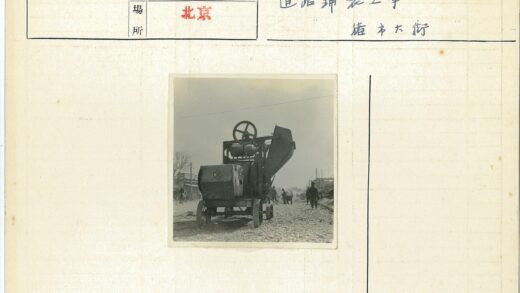 工地轮式机械与建筑背景.jpg
