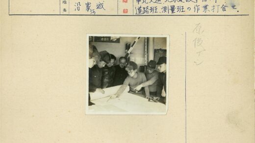 工程师讨论地图与蓝图.jpg
