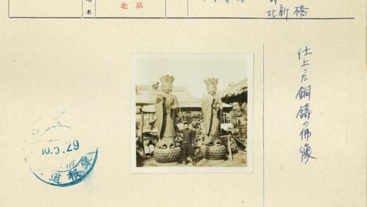 巨人雕像与传统建筑之间的人.jpg