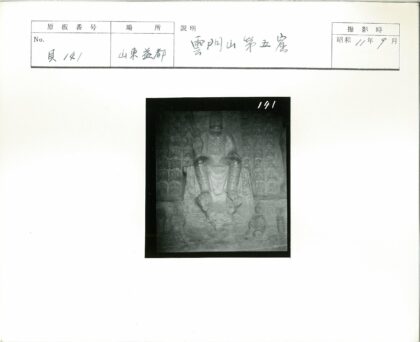巨型坐佛石雕与群像环绕.jpg
