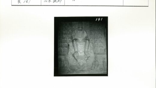 巨型坐佛石雕与群像环绕.jpg