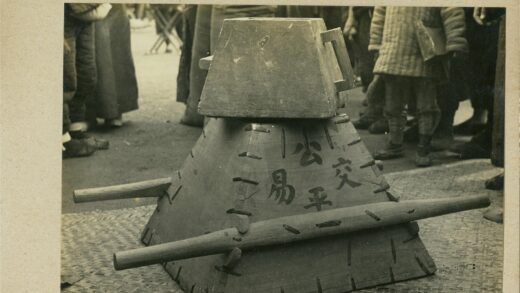 巨型木制汉字街垒人群围观.jpg