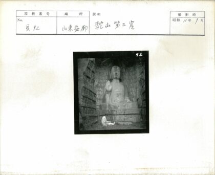 巨型石雕佛像与白衣人.jpg