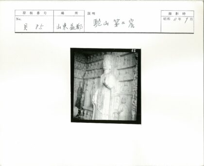 巨型石雕神像与排列小雕像墙.jpg