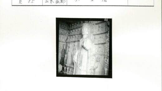 巨型石雕神像与排列小雕像墙.jpg