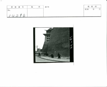 巨型砖建筑旁行人散落物品街景.jpg