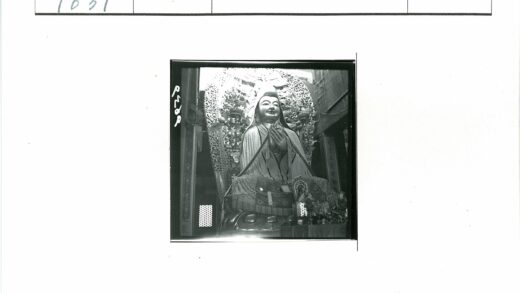 巨型祈祷雕像与供奉场景.jpg