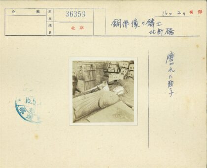 巨型雕像倒塌现场行人经过.jpg