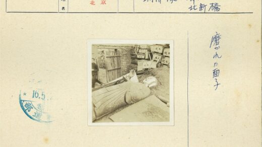 巨型雕像倒塌现场行人经过.jpg