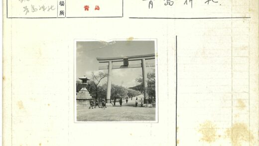巨大鸟居与石灯笼的阴天景色.jpg