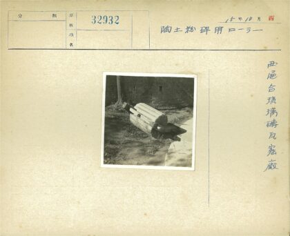 巨石与古树旁的砖墙遗迹.jpg