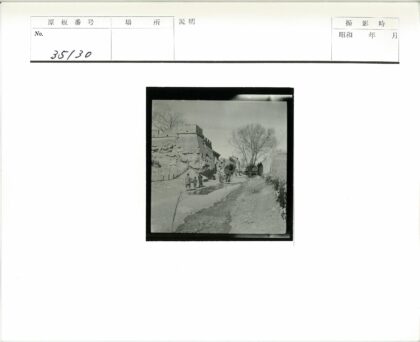 巨石堡垒旁泥泞小路行人.jpg