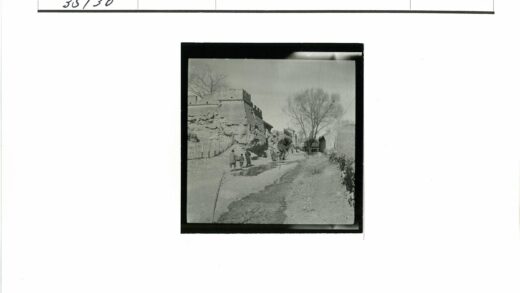 巨石堡垒旁泥泞小路行人.jpg