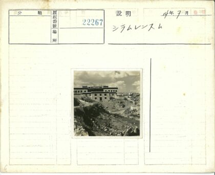 巨石天空下多层建筑.jpg