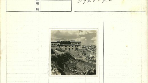 巨石天空下多层建筑.jpg