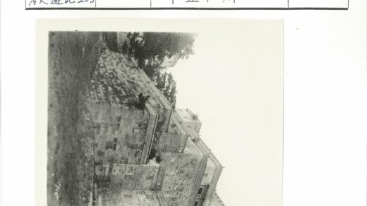 巨石建筑绿树环绕景观.jpg