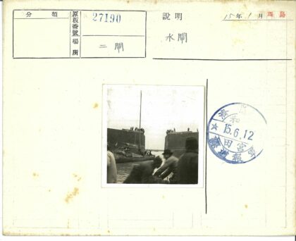 巨石建筑间航行的船只.jpg