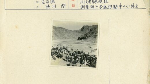巨石河床与山地景观人群聚集.jpg