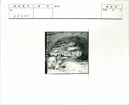 巨石溪流与混凝土拱桥景观.jpg
