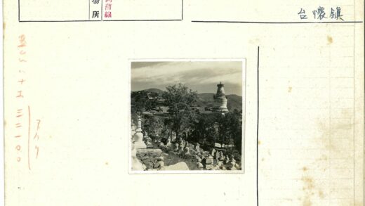 巨石白塔远山风景.jpg
