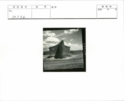 巨石遗迹与周边建筑景观.jpg