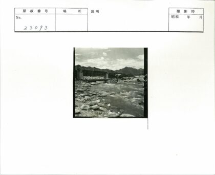 巨石钢桥横跨山间河流.jpg