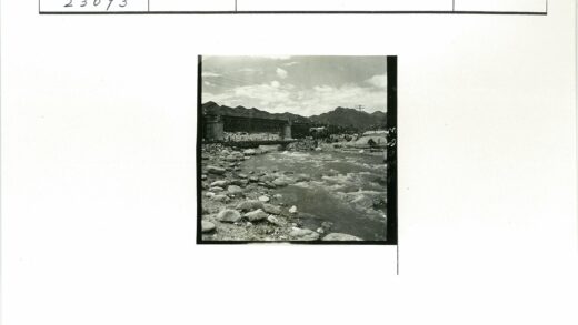 巨石钢桥横跨山间河流.jpg