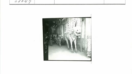 巨龙雕塑与摩托车骑手合影.jpg