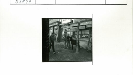 市区商店门前拴驴街景.jpg