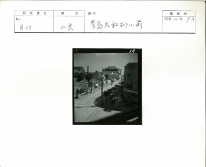 市区街景行人骑车建筑群.jpg