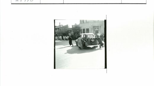 市区街道人群推车围观场景.jpg