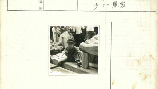 市场中小女孩吃食物场景.jpg