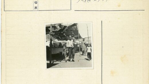 市场中的母子与行人.jpg