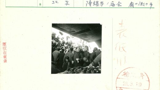 市场人群与树荫下的巨大顶棚.jpg