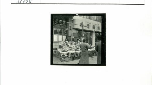 市场摊位与街景旧照.jpg