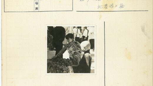 市场摊位前的传统与现代服饰.jpg