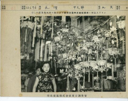 市场摊位前的鲜花与装饰品.jpg